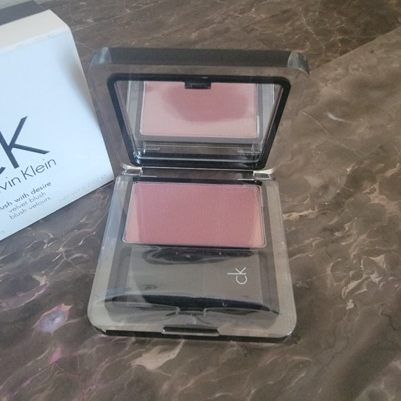 Calvin Klein Blush, flush with desire, velvet blush, Color: 107 skin - Picture 5 of 5
